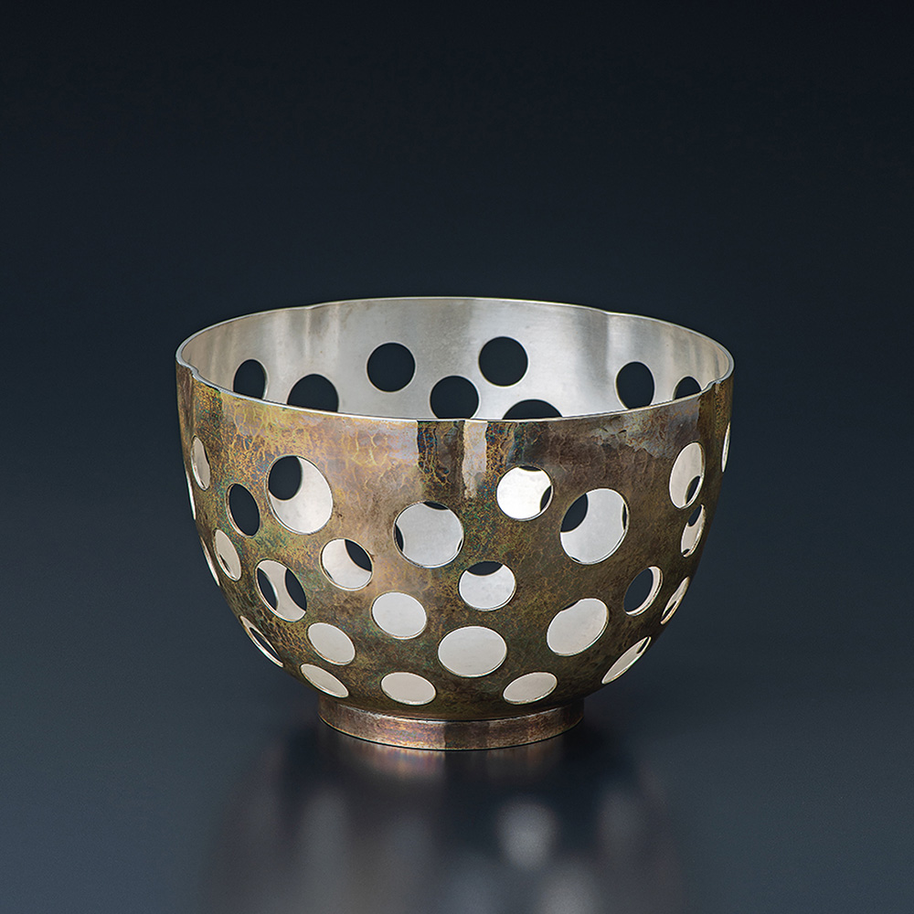 ➄YOSHIHA Yohey III, ― Drum-shaped Nanryō silver sake server with katamigawari (dual pattern) design (2021)