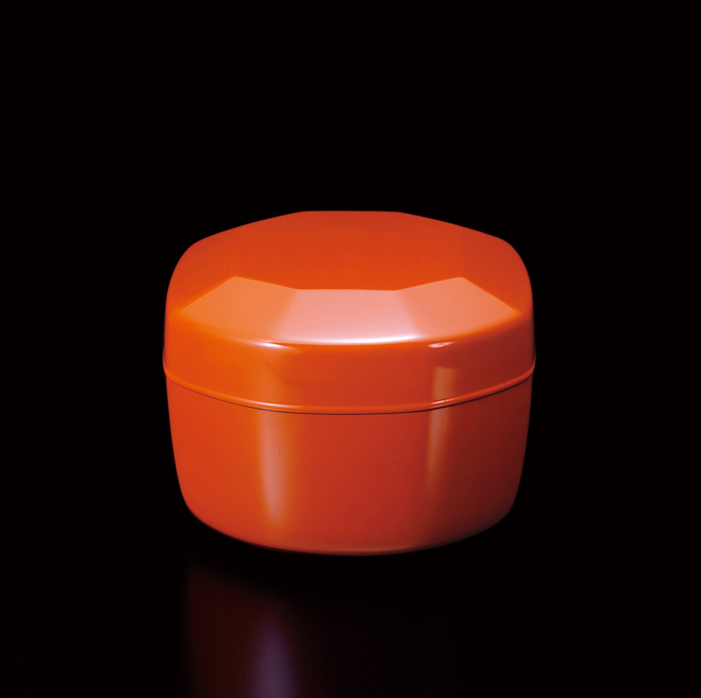 ⑤MASUMURA Mashiki, Tortoiseshell, Food container, cinnabar-lacquered, kanshitsu (fiber-reinforced lacquer) core, 1991