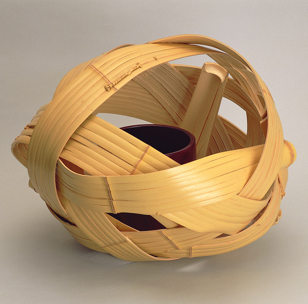 ④IIZUKA Shōkansai, 'Do (Movement)' Flower basket of shirasabi (untreated) bamboo, 1989