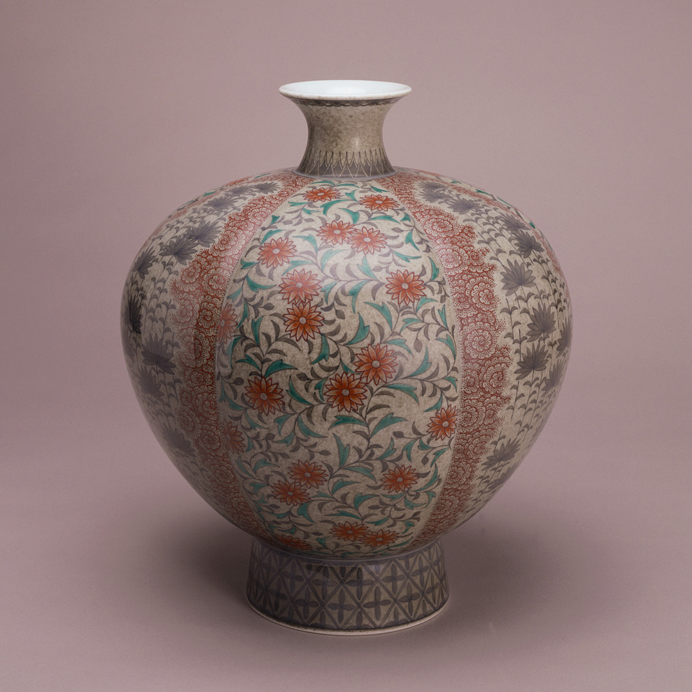 ⑤IMAIZUMI Imaemon XIII, Flower vase with flowering  plant pattern of cotton prints,  underglaze blue and  gray background, overglaze enamels, 1994