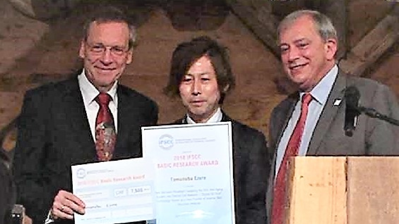 Presentation of a Congress Award at the 30th IFSCC Congress (IFSCC 2018), with Fellow Tomonobu Ezure standing in the center