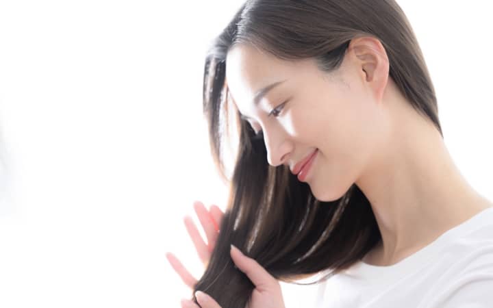 ヘアスタイルはきちんと整え、自然な髪色に