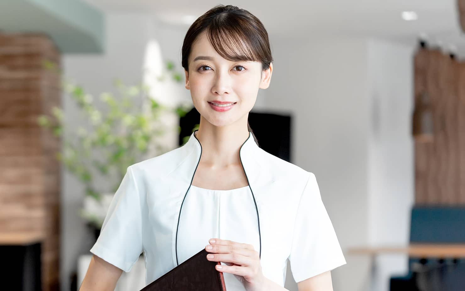 接客業ではメイクするのがマナー？