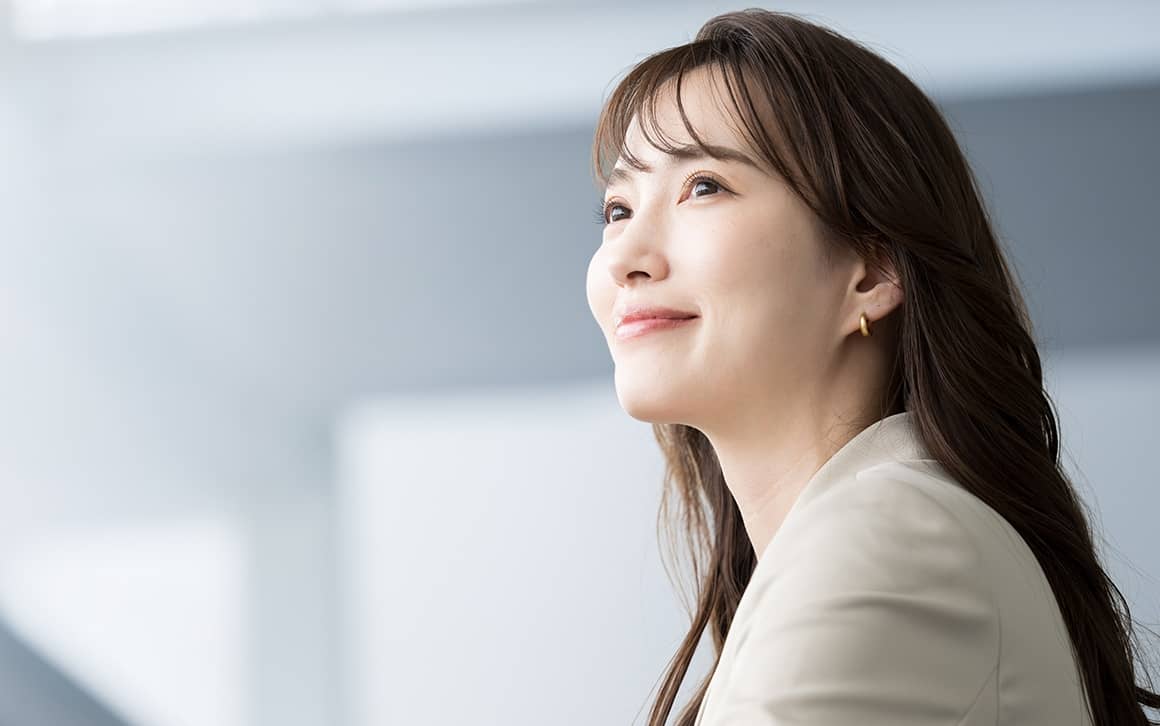 30代からのオフィスメイクはどう変わる？自分らしい魅力を引き出すための化粧のコツと方法