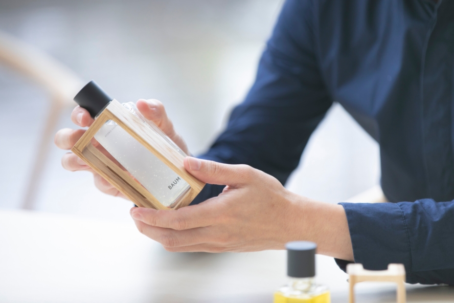 There aren’t many cases of using wood for cosmetics packaging.