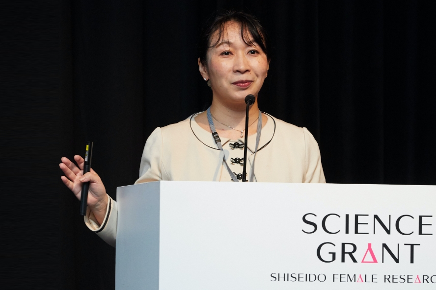 Dr. Matsushita giving a lecture at the Grant ceremony in 2018