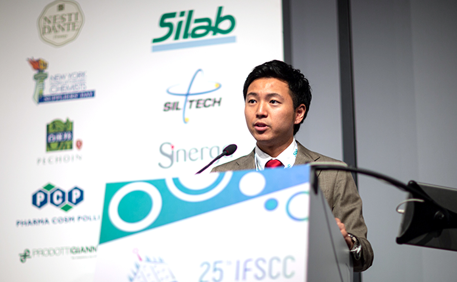 Kazuki Takagaki, the research presenter who won the top award in the Podium Presentation category at the IFSCC (International Federation of Societies of Cosmetic Chemists) Conference 2019 in Milan