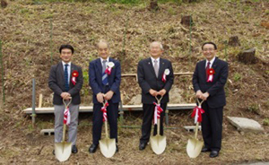 Planting ceremony (Ofunato City Mayor Kimiaki Toda, second from right)