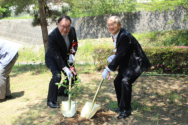 The tree planting ceremony with Ofunato City Mayor, Kimiaki Toda (right) and Shiseido Executive Vice President and Representative Director, Tsunehiko Iwai (left)