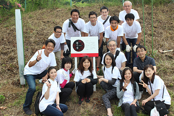 Shiseido staff who participated in the tree planting event