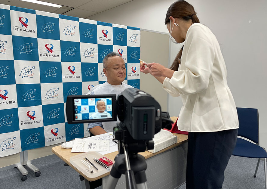 On the set of an appearance care video with the Japan Cancer Society