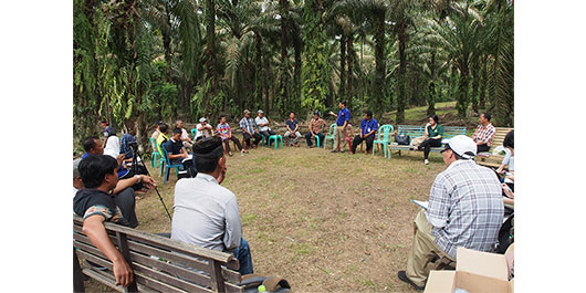 Photo 1: Exchange of opinions with palm farmers in Indonesia