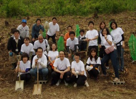 Participants of the planting event  