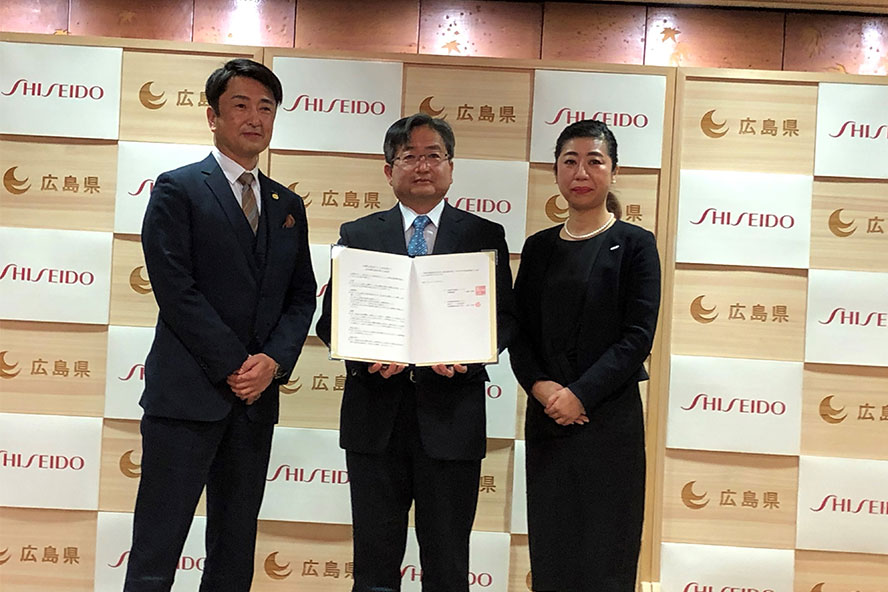 Signature ceremony of the partnership agreement attended by the Deputy Governor of Hiroshima Prefecture, branch manager of Shiseido Japan Chu-Shikoku Branch Office and manager of Chu-Shikoku Sales Branch