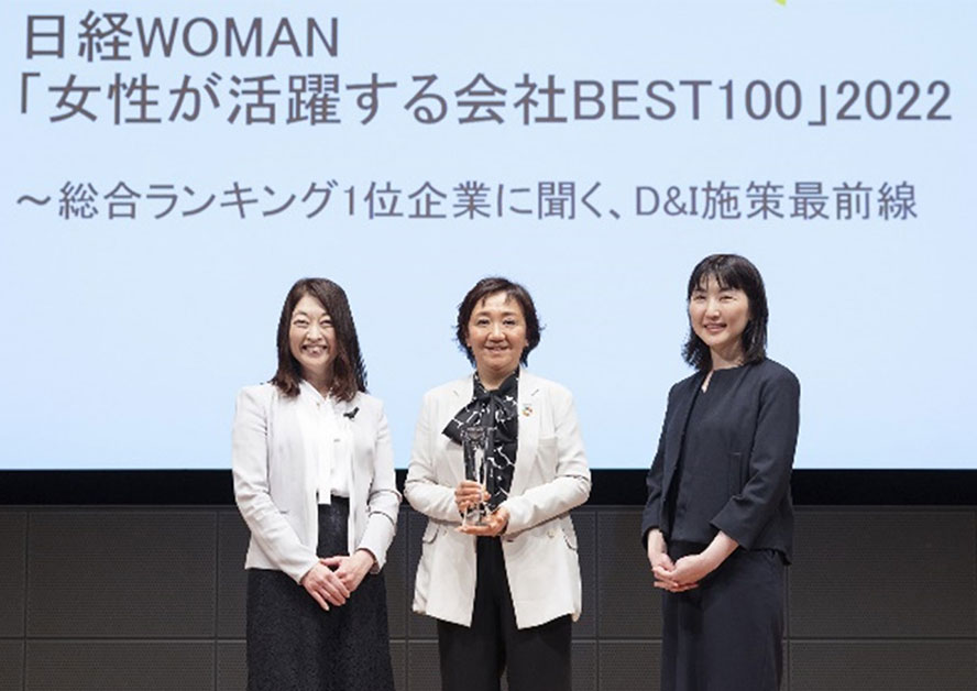 Nikkei Woman publisher (left), Shiseido Representative Director and Senior Executive Officer (middle), and Nikkei Woman Chief Editor (right) at the “100 Best Companies Where Women Actively Take Part” 2022 ceremony