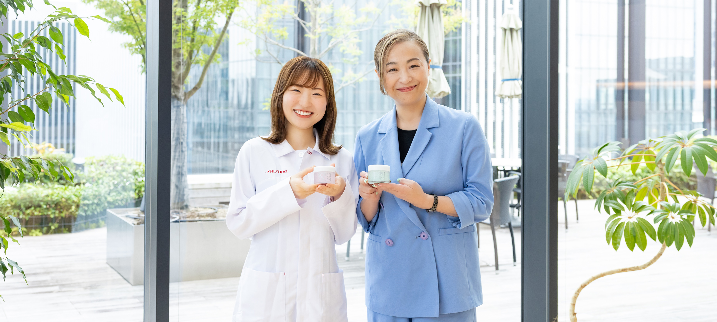 資生堂社員である季高、畠山がソルベセラムを持ちながら横並びに笑顔で立っている
