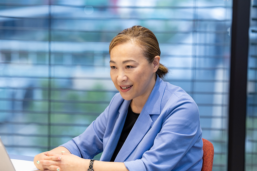 畠山が椅子に座り、真剣な表情で語っている様子
