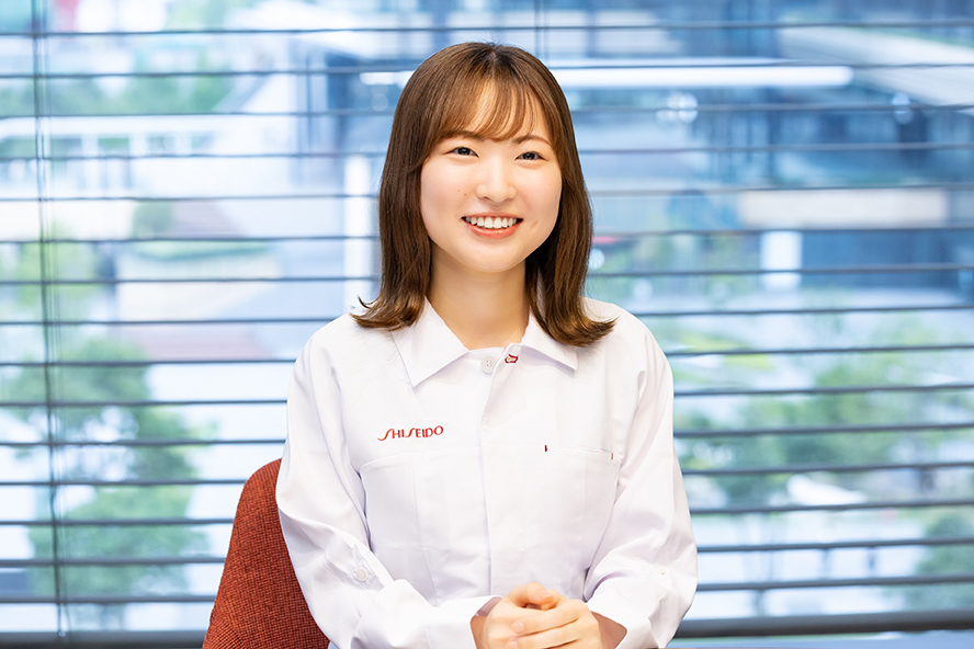 季高が椅子に座り、笑顔で語っている様子