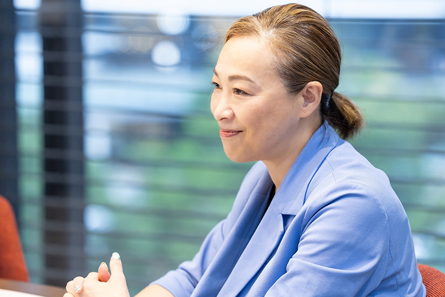 畠山が微笑みながら語っている様子