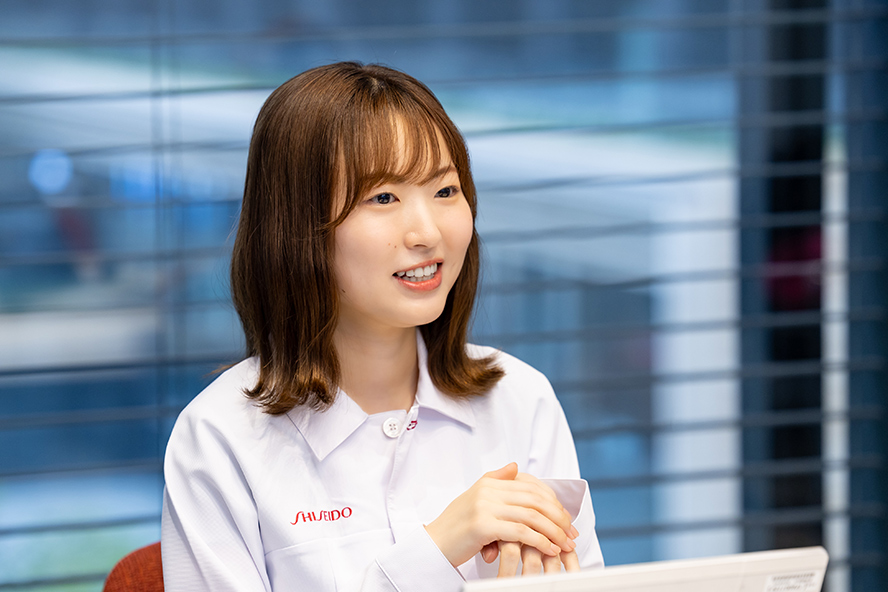 季高が微笑みながら語っている様子