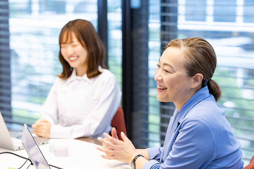 季高と畠山が笑いながら語っている様子