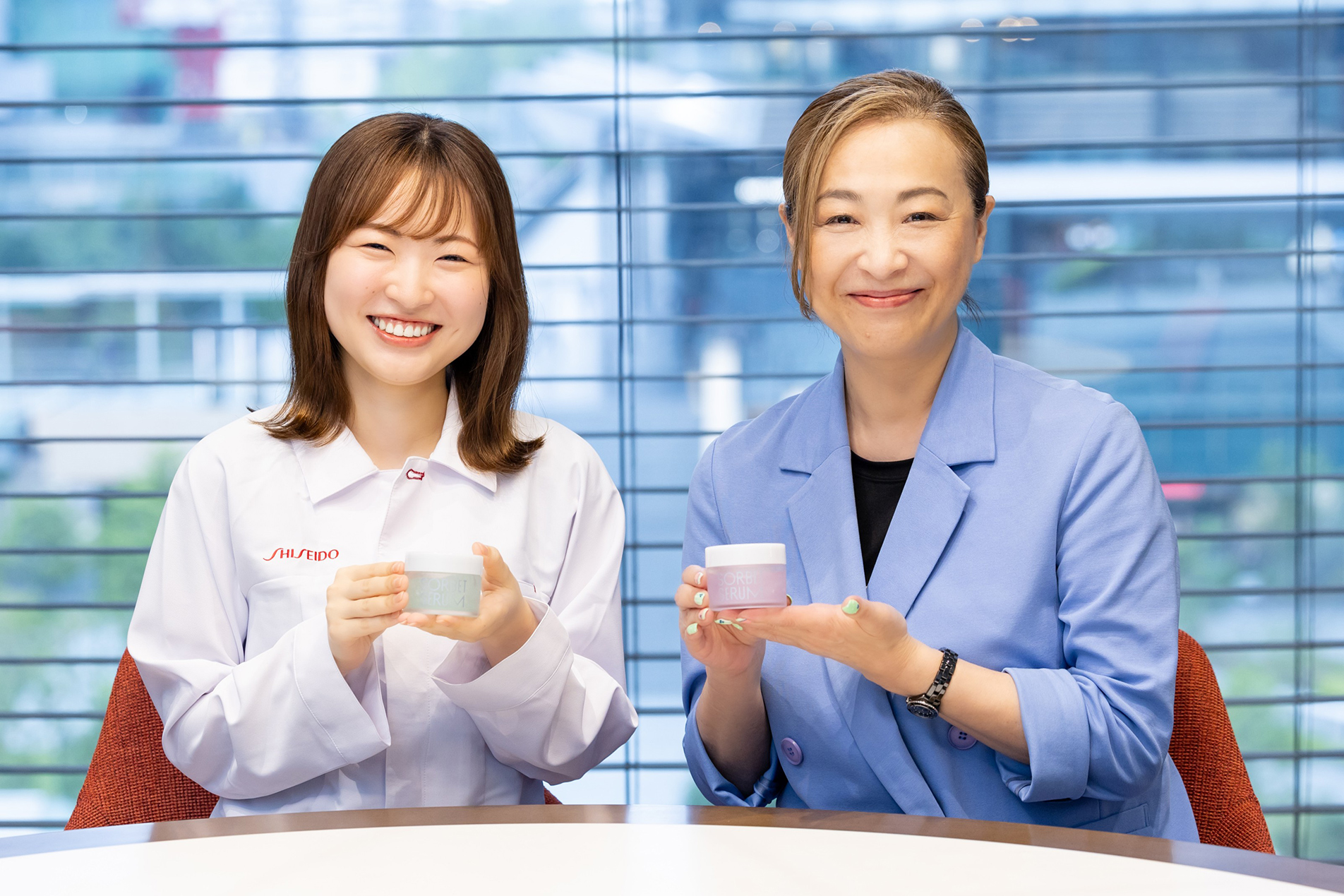 季高と畠山が座ってソルベセラムを持ち、正面を向いて微笑んでいる