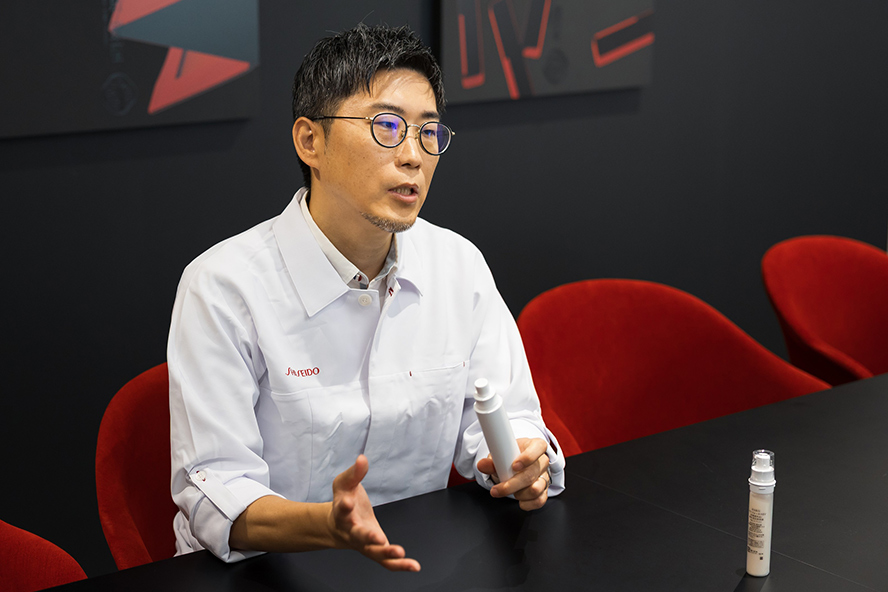 ハクのレフィル容器を前に真剣な表情で語る小橋