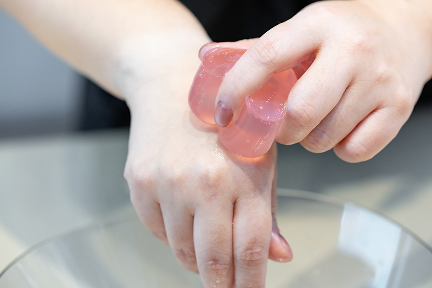 洗顔料である肌グミを手の甲に滑らせて洗っている様子