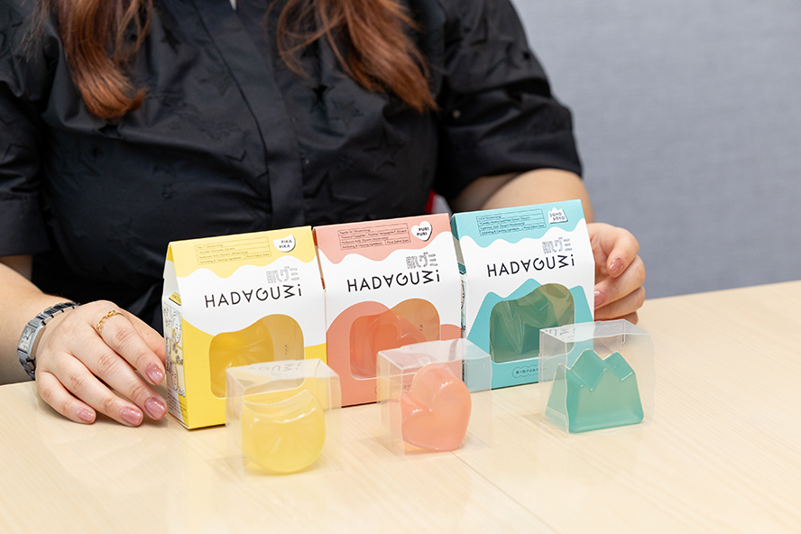 肌グミ3種類のパッケージと、中味がテーブルに並んでいる