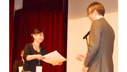 受賞者の峠岡理沙先生（写真左）と学会理事長の天谷雅行先生（写真右）