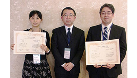左から順に受賞者の峰岡理沙先生、資生堂学術室長 中山泰一、受賞者の永尾圭介先生
