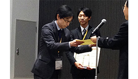 受賞者の並木 剛 先生（写真左）と資生堂学術室長 猪股慎二（写真右）、写真中央は受賞者の茂木精一郎 先生
