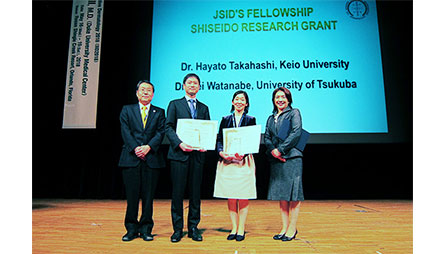 左から順に理事長の佐藤先生、受賞者の高橋先生、受賞者の渡辺先生、資生堂の藤原