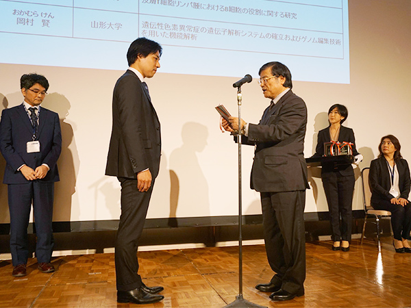 記念楯を贈る島田理事長と伊東先生（九州大）
