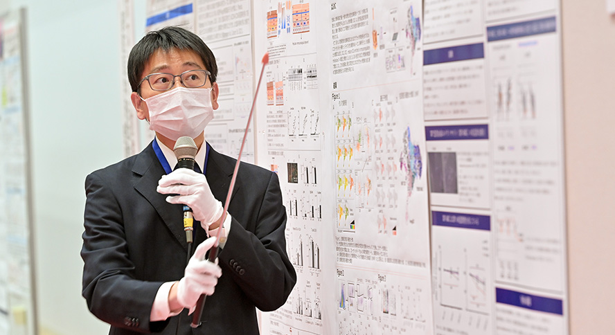 研究発表される令和3年度受領者の中溝先生（京都大）