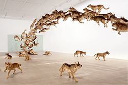 《壁撞き》2006年、 狼のレプリカ（99体）・ガラス、サイズ可変、ドイツ銀行によるコミッション・ワーク