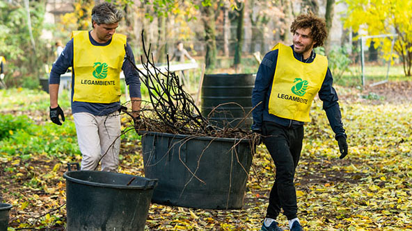 緑化作業に参加した欧州地域本社の社員ボランティア