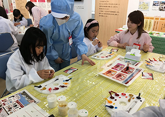 子どもたちの記憶に残るものづくり体験「リップグロスファクトリー」を出展