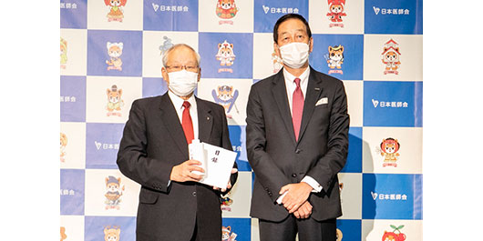 日本医師会へ手指消毒液を寄付