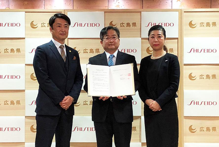 広島県副知事と資生堂ジャパン中四国支社支社長、中四国営業本部本部長との連携締結式