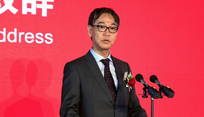 Kentaro Fujiwara, President and CEO of Shiseido China, delivering a speech