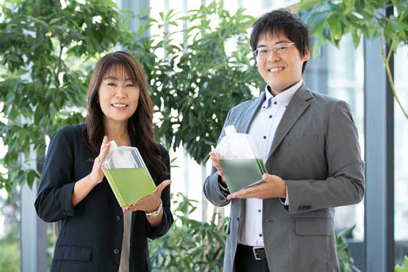 Nozomi Oguchi and Yuji Ito work on raw material development at the Brand Value R&D Institute