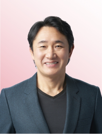 Corporate Executive Officer / Executive Officer / Executive Vice President / Chief Marketing & Innovation Officer (CM&IO) / Chief Brand Officer - brand SHISEIDO Yoshiaki Okabe