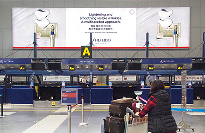 空港での「SHISEIDO」広告宣伝