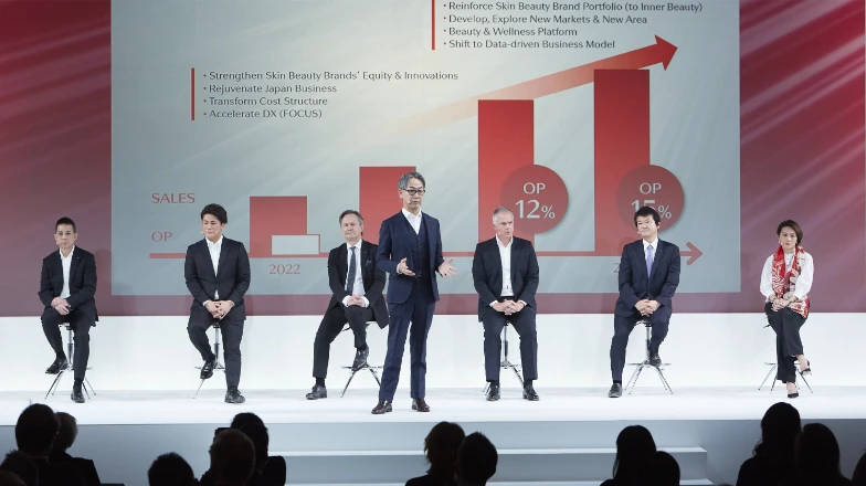 2023年2月　全世界の社員向けのOne Shiseido Summitで各地域CEOとともに中長期経営戦略を説明