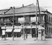 1872年福原有信が東京・銀座にわが国初の民間洋風調剤薬局として創業した資生堂