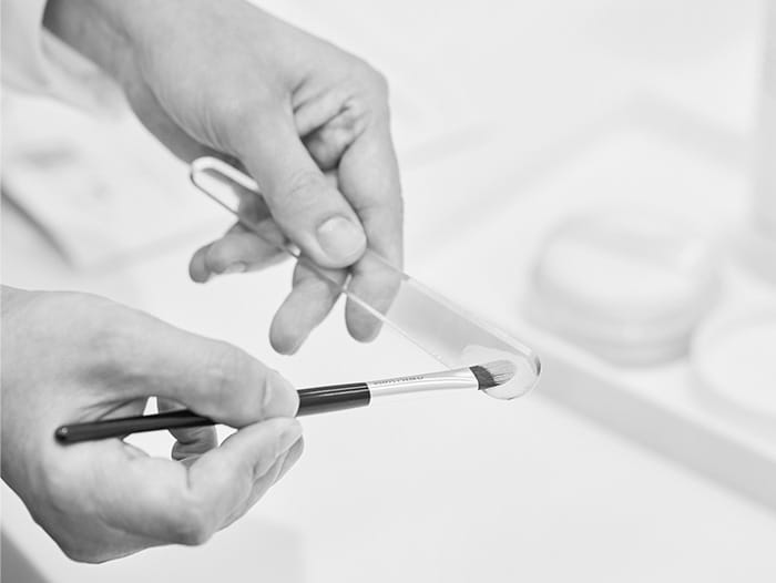 Applying makeup using Perfect Cover Foundation