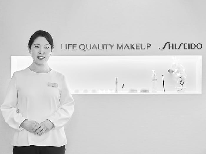 資生堂ライフクオリティービューティーセンター入口での青木和香恵（あおき わかえ）