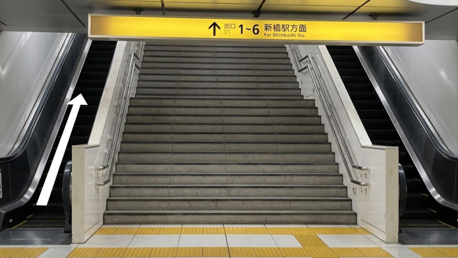 改札前のエスカレーターと階段