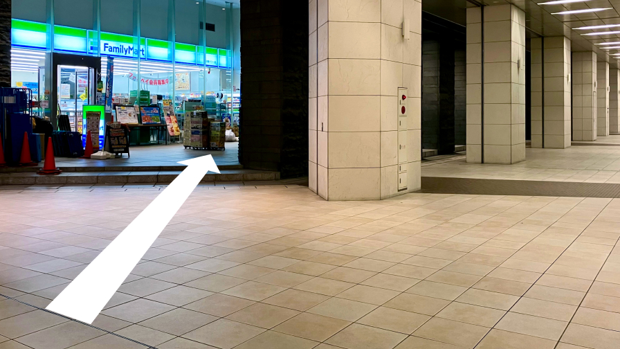通路左手のファミリーマート